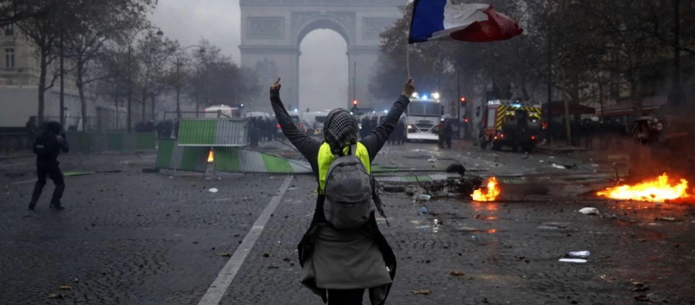 Παρίσι: Επεισόδια με χημικά σε διαδήλωση κατά των υγειονομικών μέτρων που εξήγγειλε ο E.Μακρόν (βίντεο)